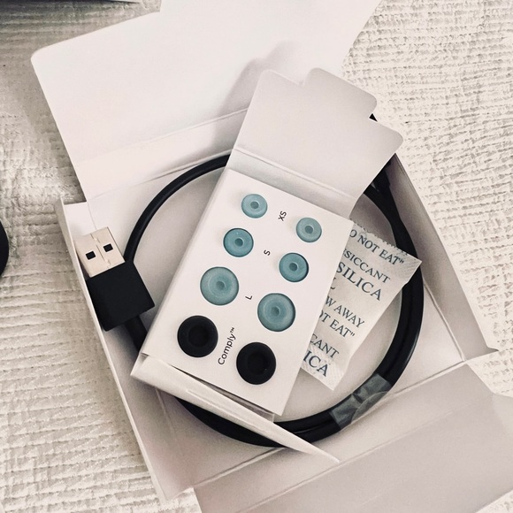 Bang & Olufsen Beoplay EX Earphones - Black and White - Picture 6 of 6